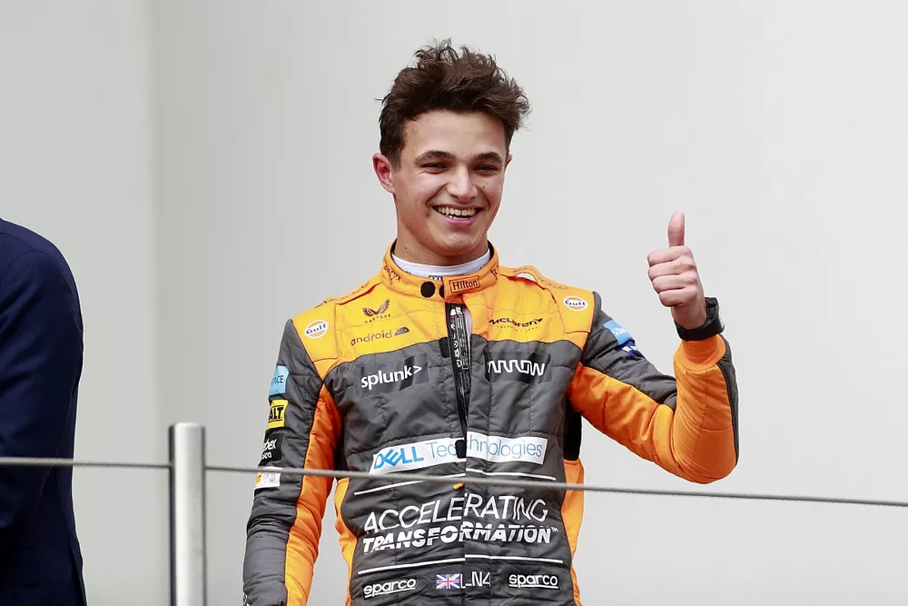 Lando Norris, McLaren, 3&ordf; posici&oacute;n, en el podio