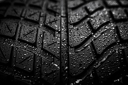 Los pilotos piden más juegos de neumáticos para mejorar el espectáculo en lluvia