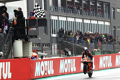 Гонку Moto3 в Валенсии выиграл дебютант