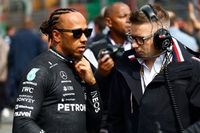 F1 - Hamilton renovou com Mercedes por "negócios inacabados": "Vão ter que me aguentar mais um pouco"