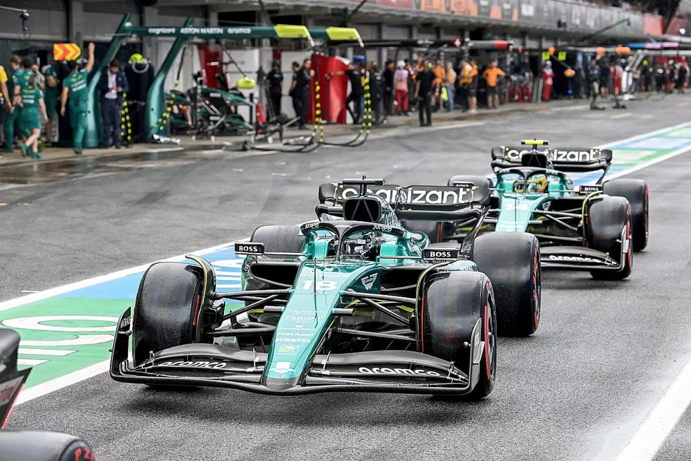 Lance Stroll, Aston Martin AMR23, Fernando Alonso, Aston Martin AMR23, in the it lane