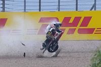 V&iacute;deo: m&aacute;s problemas para Honda, ca&iacute;da de Nakagami y moto destrozada