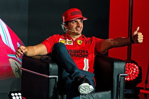 F1: Sainz acredita que "será complicado" bater Leclerc em seu primeiro ano na Ferrari