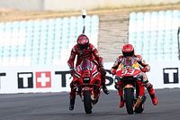 Bagnaia no se anima a descartar a M&aacute;rquez para el t&iacute;tulo
