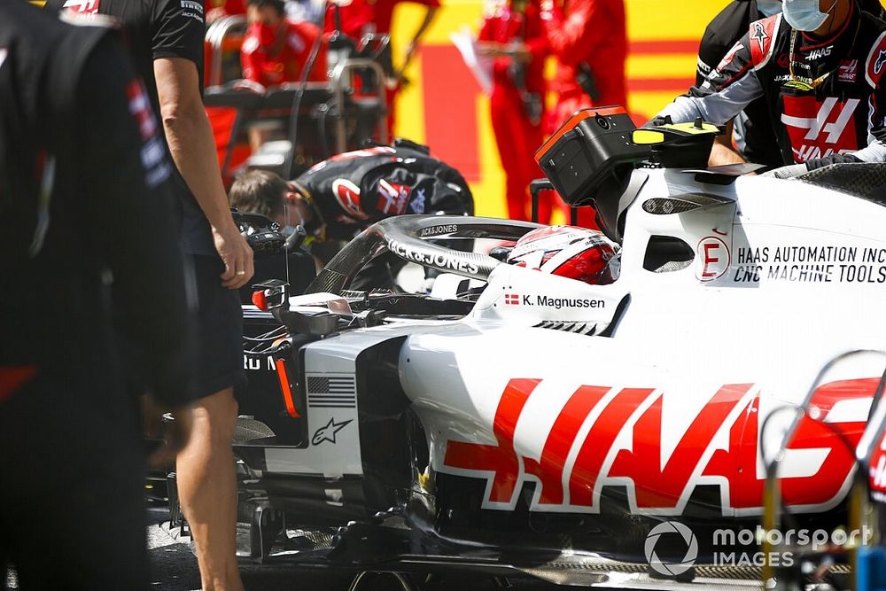 Kevin Magnussen, Haas VF-20, on the grid