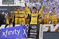 Bell gana en Martinsville e irá por el título de NASCAR Cup