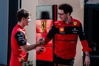 F1: Leclerc 'rasga' elogios a Vasseur e espera "transição suave" no comando da Ferrari