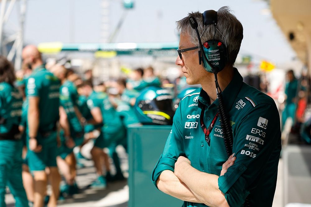 Mike Krack, director del equipo Aston Martin F1 Team, en el pit lane