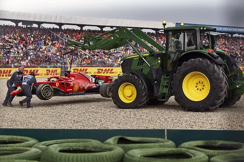 Marshals remove the car of Sebastian Vettel, Ferrari SF71H