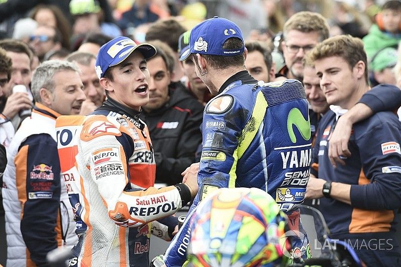 Ganador de la carrera Marc M&aacute;rquez, Repsol Honda Team, segundo lugar Valentino Rossi, Yamaha Factory