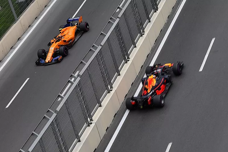 Stoffel Vandoorne, McLaren MCL33 en Daniel Ricciardo, Red Bull Racing RB14