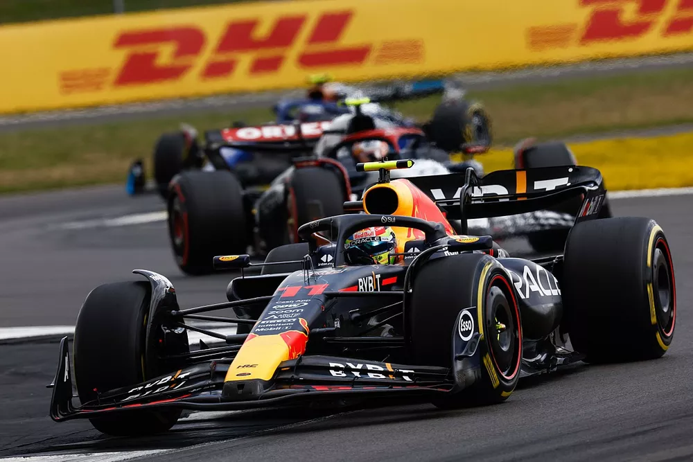 Sergio Perez, Red Bull Racing RB19, Yuki Tsunoda, AlphaTauri AT04