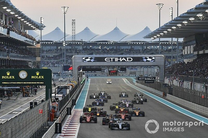 Lewis Hamilton, Mercedes AMG F1 W10, leads Max Verstappen, Red Bull Racing RB15, Charles Leclerc, Ferrari SF90, Sebastian Vettel, Ferrari SF90, Alexander Albon, Red Bull RB15, Lando Norris, McLaren MCL34 and the rest of the pack at the start