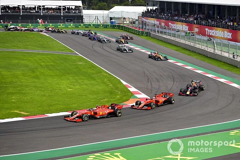 Charles Leclerc, Ferrari SF90,  Sebastian Vettel, Ferrari SF90 and Alexander Albon, Red Bull RB15 al inicio