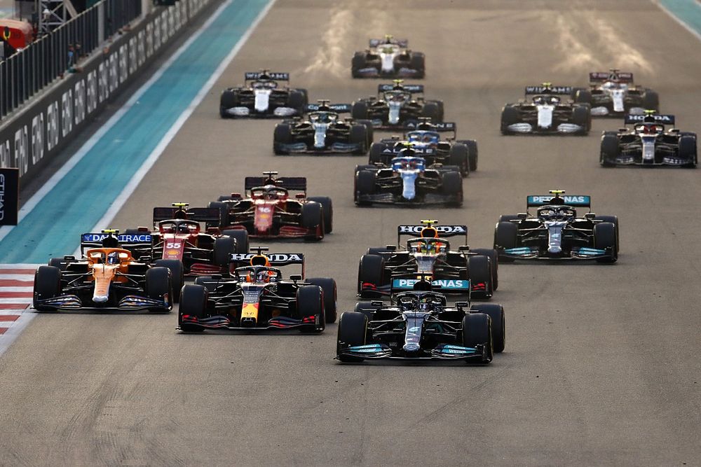 Lewis Hamilton, Mercedes W12, Max Verstappen, Red Bull Racing RB16B, Sergio P&eacute;rez, Red Bull Racing RB16B, Carlos Sainz Jr., Ferrari SF21, Lando Norris, McLaren MCL35M, el resto de grupo en la salida