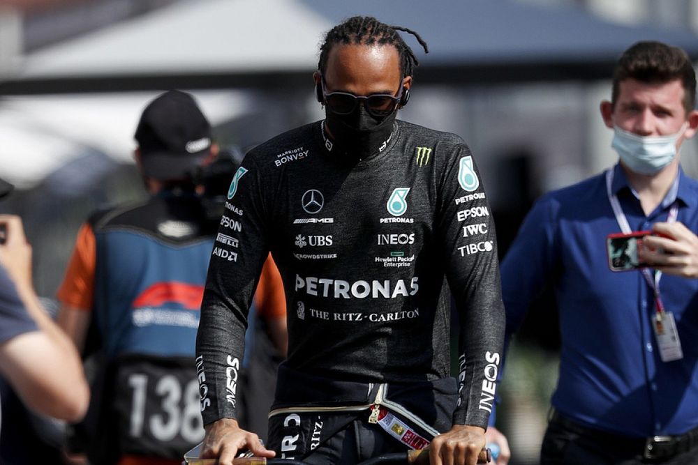 Lewis Hamilton, Mercedes, en bicicleta