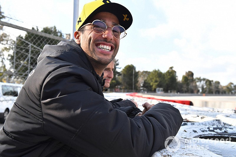Ricciardo a pálya szélén is parádésan érzi magát: képek