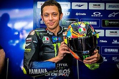 Rossi estrena un casco único pintado a mano en Sepang