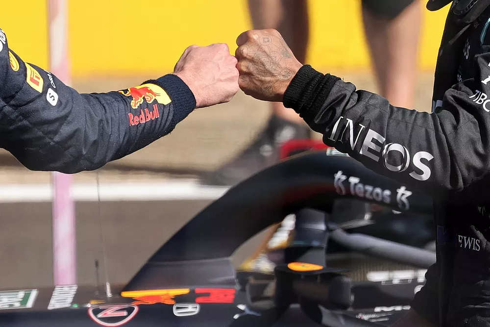 Los pu&ntilde;os del primer lugar de la carrera Sprint Max Verstappen, Red Bull Racing y el segundo lugar Lewis Hamilton, Mercedes