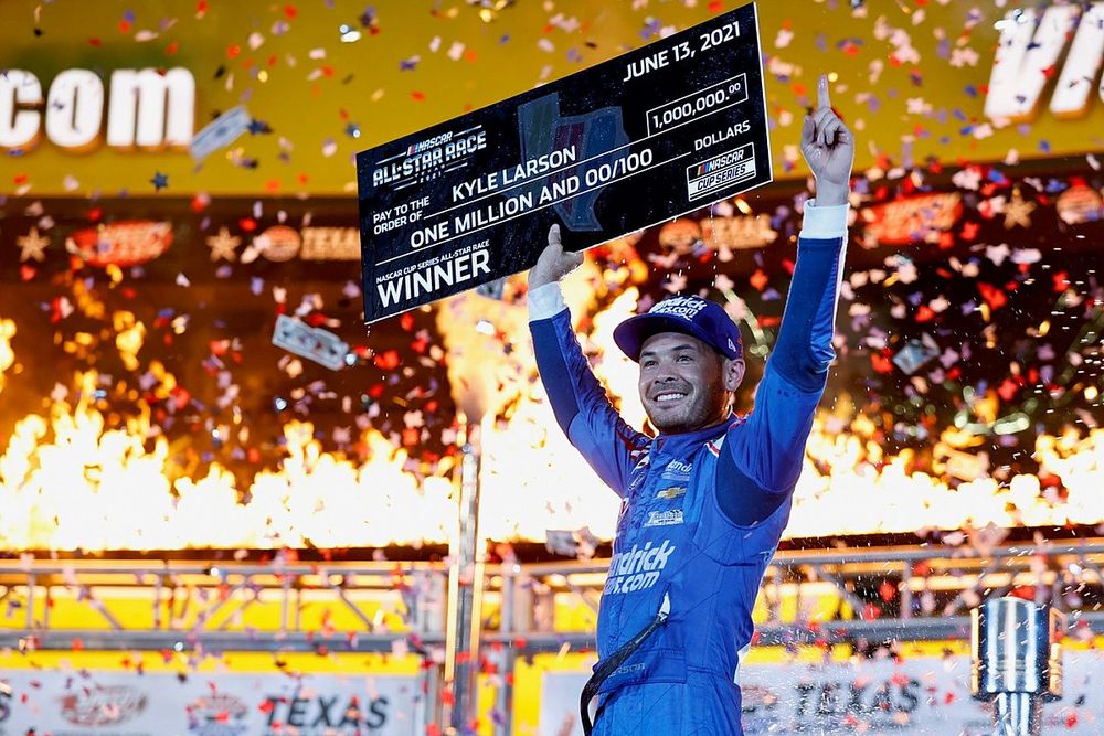 Race winner Kyle Larson, Hendrick Motorsports, Chevrolet Camaro HendrickCars.com