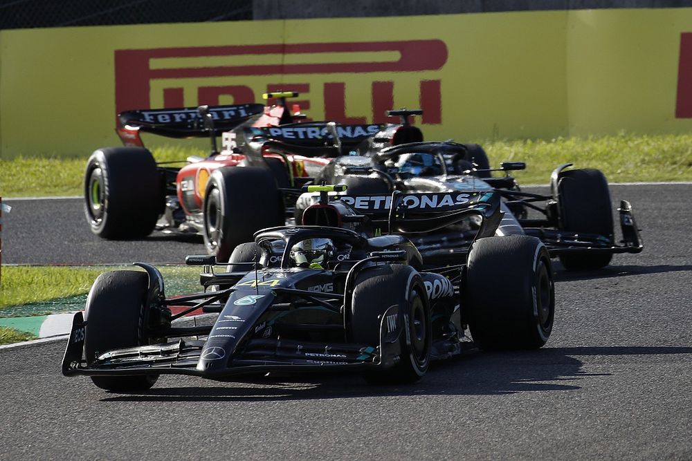 Lewis Hamilton, Mercedes F1 W14, leidt George Russell, Mercedes F1 W14, en Carlos Sainz, Ferrari SF-23