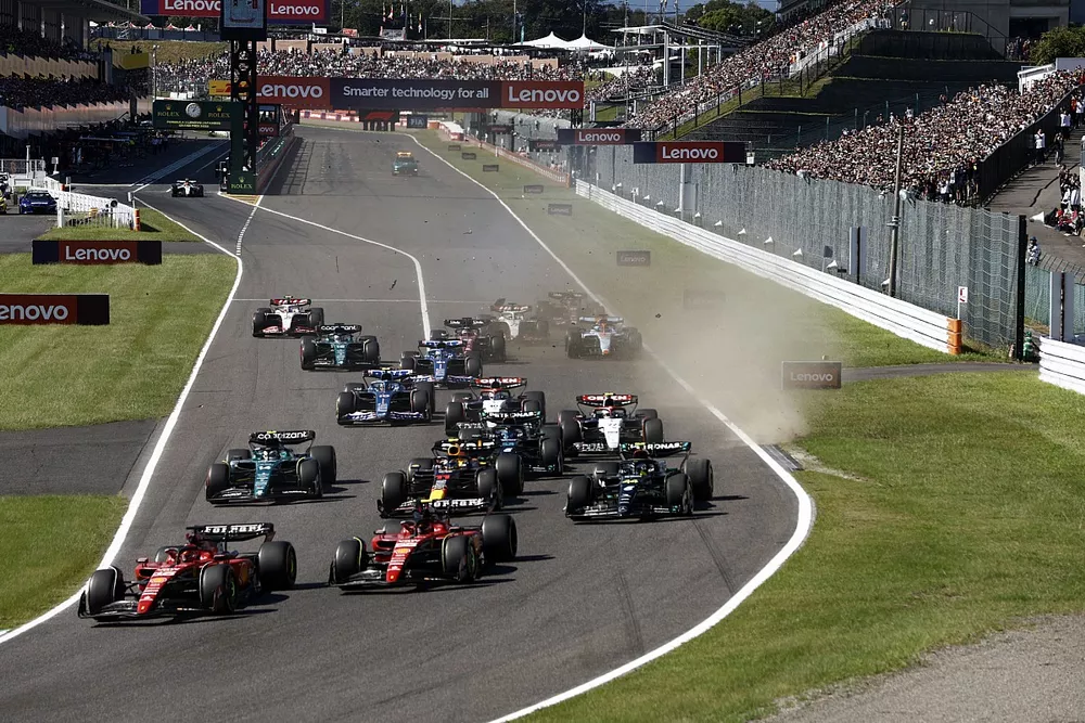 Charles Leclerc, Ferrari SF-23, Carlos Sainz, Ferrari SF-23, Lewis Hamilton, Mercedes F1 W14, Sergio P&eacute;rez, Red Bull Racing RB19, el resto de la parrilla al chocar Valtteri Bottas, Alfa Romeo C43, Alex Albon, Williams FW45.