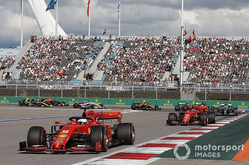 Sebastian Vettel, Ferrari SF90, devant Charles Leclerc, Ferrari SF90, Lewis Hamilton, Mercedes AMG F1 W10, Carlos Sainz Jr., McLaren MCL34, Valtteri Bottas, Mercedes AMG W10 et Lando Norris, McLaren MCL34 au d&eacute;part