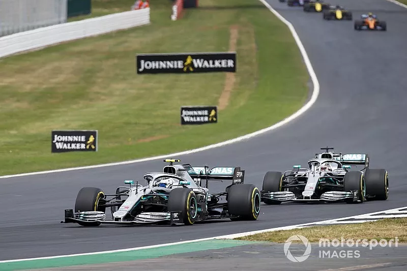 Valtteri Bottas, Mercedes AMG W10 lidera a Lewis Hamilton, Mercedes AMG F1 W10 al inicio