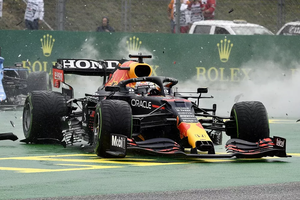 F1公式インスタの投稿で、フェルスタッペン車のダメージが明らかに
