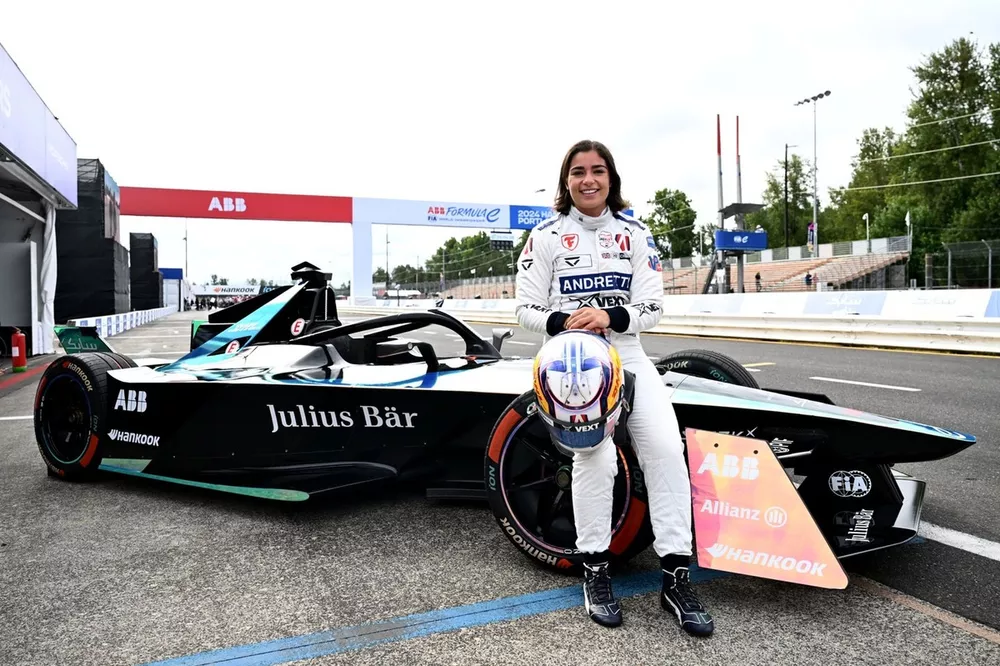 Jamie Chadwick with the GEN3 Championship Car