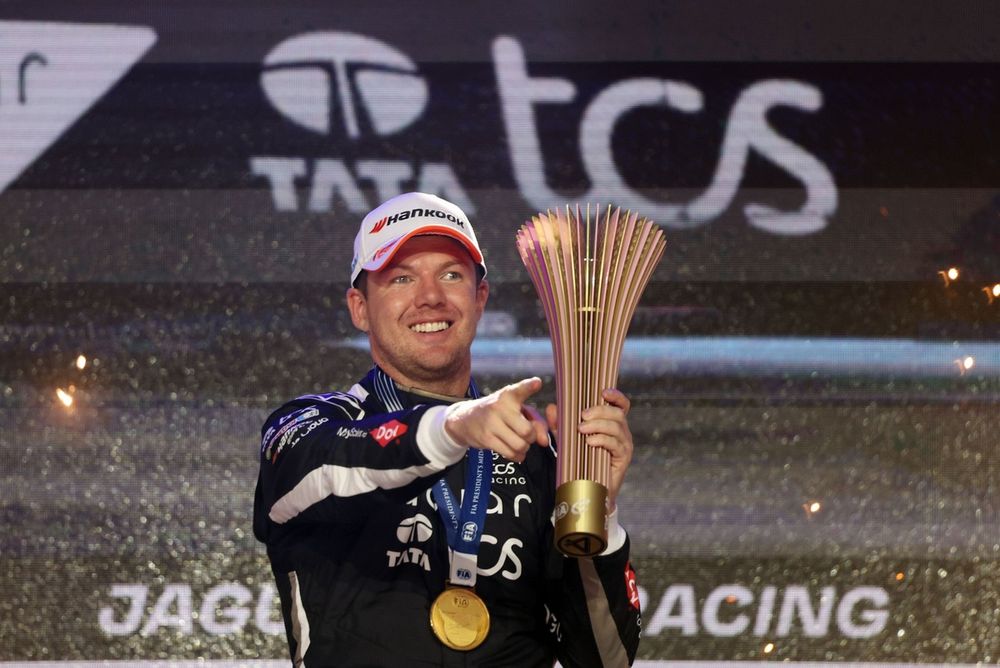 Podium: Race winner Nick Cassidy, Jaguar TCS Racing