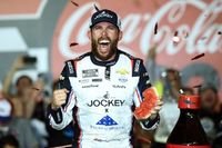NASCAR Charlotte: Chastain hace historia ganando en remontada, Su&aacute;rez fuera en accidente