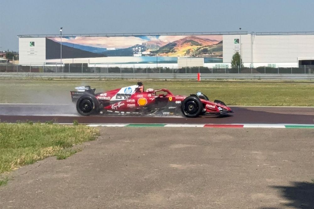 Guanyu Zhou en Fiorano con el SF-25