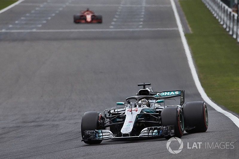 Lewis Hamilton, Mercedes AMG F1 W09, Sebastian Vettel, Ferrari SF71H