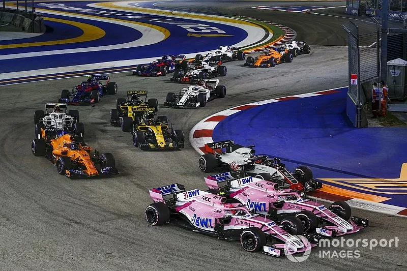 Esteban Ocon, Racing Point Force India VJM11, Sergio Perez, Racing Point Force India VJM11 y Romain Grosjean, Haas F1 Team VF-18 