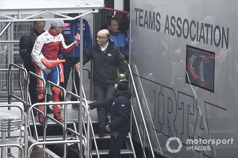 Carmelo Ezpeleta, CEO Dorna Sports, Jack Miller, Pramac Racing, saliendo de la reuni&oacute;n de seguridad