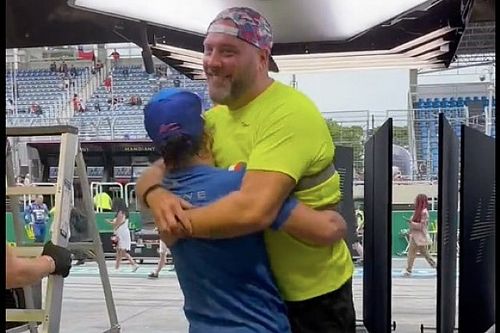 V&iacute;deo: as&iacute; celebr&oacute; Alonso con sus mec&aacute;nicos de Alpine en Brasil