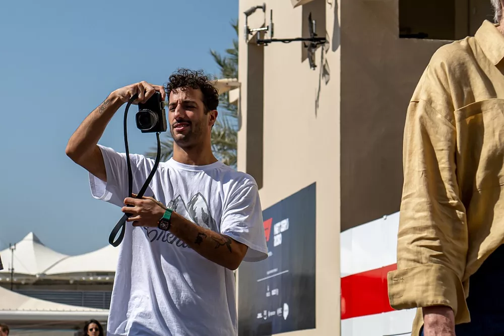 Daniel Ricciardo, McLaren, se hace una foto