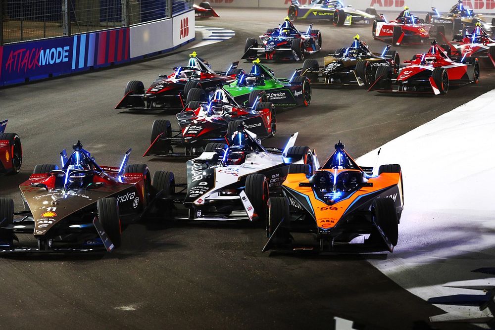 Lucas di Grassi, Mahindra Racing, Mahindra M9Electro, battles with Mitch Evans, Jaguar Racing , Jaguar I-TYPE 6, Rene Rast, NEOM McLaren Formula E Team, e-4ORCE 04, ahead of Pascal Wehrlein, Porsche, Porsche 99X Electric Gen3, an the rest of the field on the opening lap