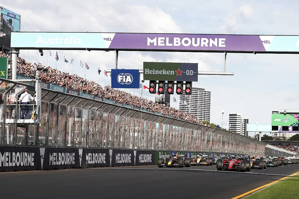 Charles Leclerc, Ferrari F1-75, Max Verstappen, Red Bull Racing RB18, se preparan para liderar el campo mientras esperan que se apaguen las luces de salida