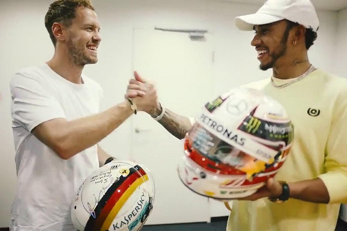 Hamilton e Vettel si scambiano i rispettivi caschi come segno di rispetto dopo il Mondiale 2018 di F1
