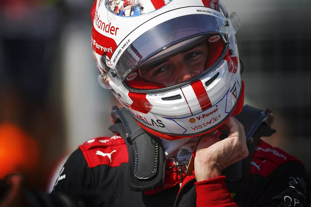 Ganador de la pole, Charles Leclerc, de Ferrari, llega a la parrilla