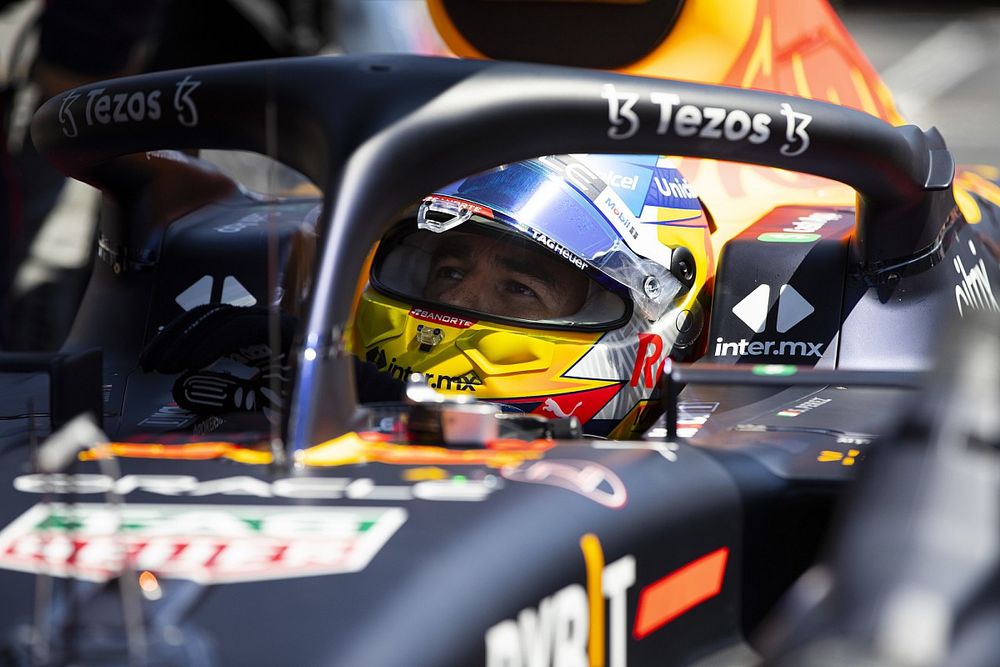 Sergio Pérez, Red Bull Racing RB18, en la parrilla