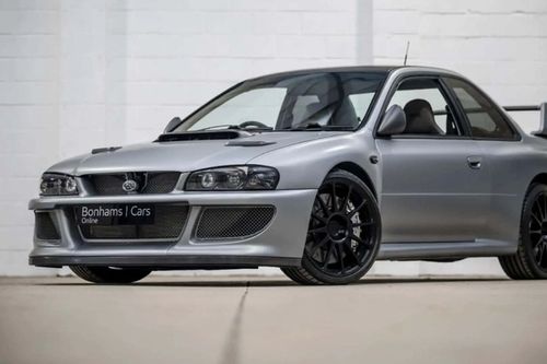 Este Prodrive P25, un raro restomod del Subaru Impreza 22B, est&aacute; en venta