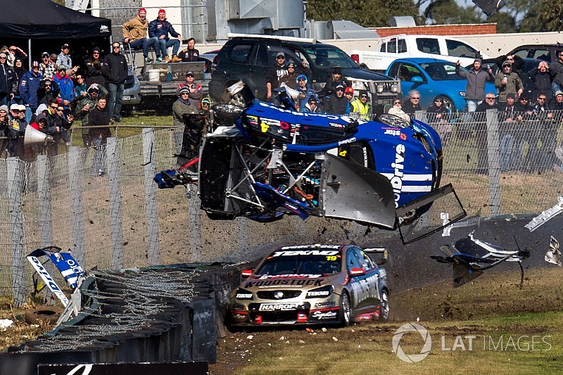 Bildergalerie: Hazelwood crasht mit 260 km/h in Sandown