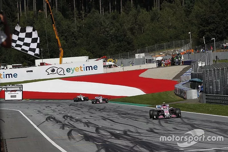 Esteban Ocon, Force India VJM11 passe sous le drapeau &agrave; damier