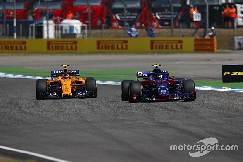 Pierre Gasly, Toro Rosso STR13, leads Stoffel Vandoorne, McLaren MCL33