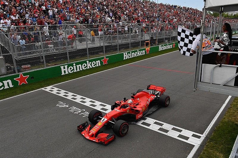 Ganador de la carrera Sebastian Vettel, Ferrari SF71H Winnie Harlow, agita la bandera a cuadros