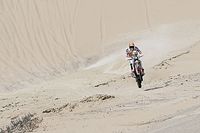 Laia Sanz sufre con su estómago, pero arranca en el top 15