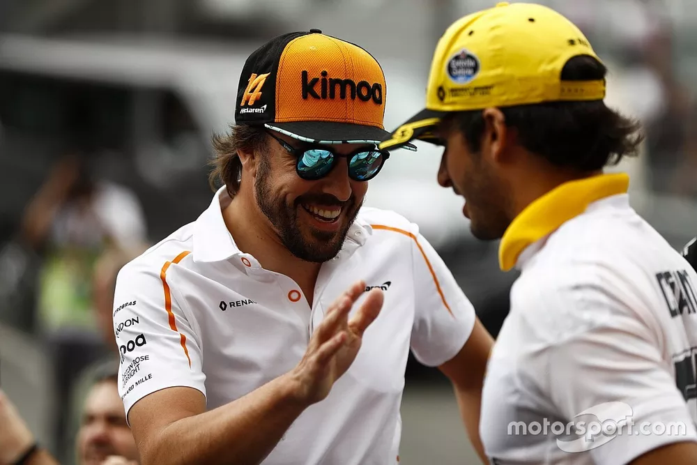 Carlos Sainz Jr., Renault Sport F1 Team, et Fernando Alonso, McLaren